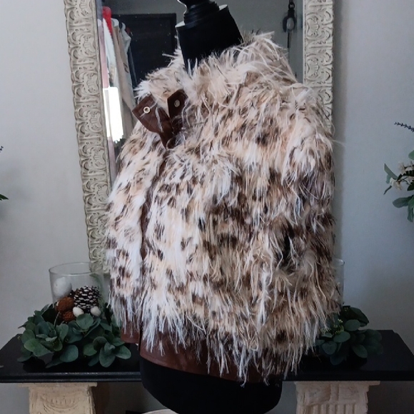 Stylish Faux Fur Crop Vest in Cream and Brown - Picture 2 of 6